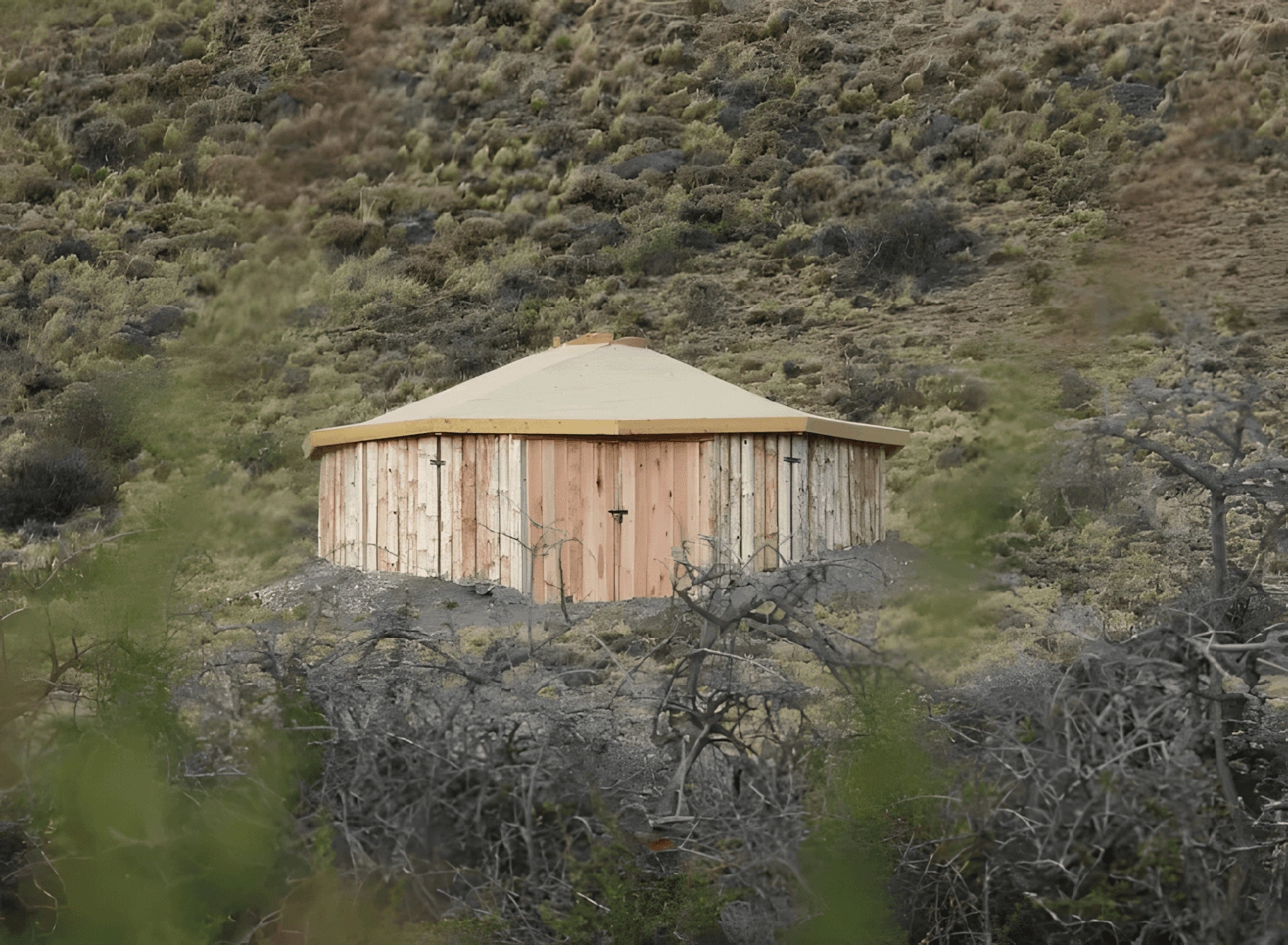 Camas dentro de una yurta patagónica en Parque Patagonia
